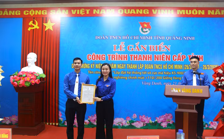 Đồng chí Nguyễn Phương Thảo, Bí thư Tỉnh Đoàn trao quyết định công nhận công trình thanh niên cấp Tỉnh Đoàn cho Đoàn Thanh niên Công ty CP Than Vàng Danh - Vinacomin.
