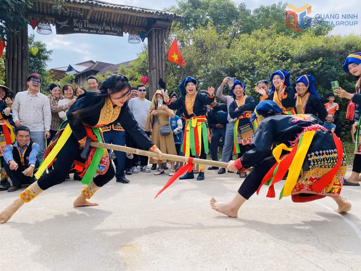 Người Dao Thanh Phán xã Kỳ Thượng biểu diễn đẩy gậy trong khu du lịch cộng đồng.