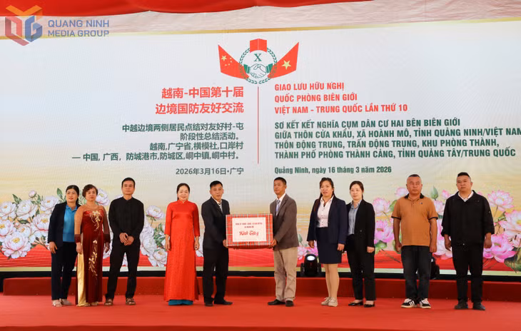 Chính quyền hai thôn Cửa Khẩu và thôn Động Trung trao nhau quà lưu niệm, góp phần thắt chặt tình đoàn kết, hữu nghị giữa nhân dân hai bên biên giới.