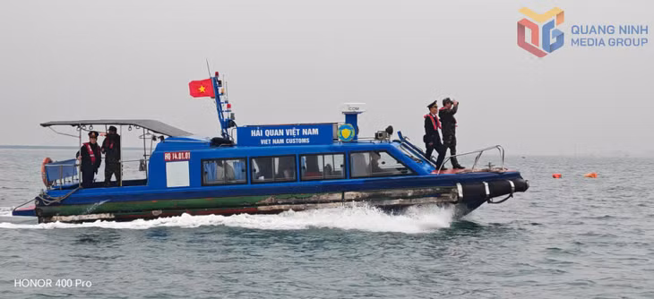 Hải quan cửa khẩu cảng Vạn Gia (Chi cục Hải quan Khu vực VIII) phối hợp với Đồn Biên phòng cửa khẩu cảng Vạn Gia (BĐBP Quảng Ninh) tuần tra, kiểm soát trên biển.