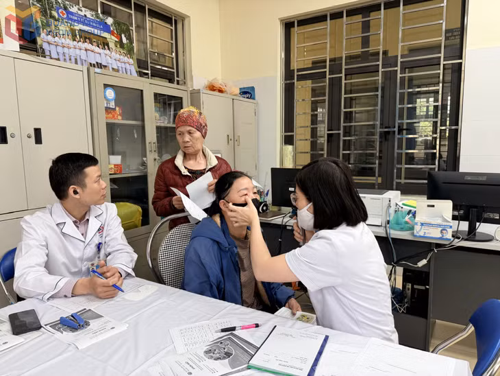 Đoàn Thanh niên Bệnh viện Đa khoa tỉnh khám bệnh miễn phí cho nhân dân xã Quảng La. 