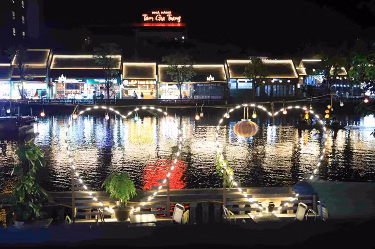 Góc check-in ven hồ Kỳ Lân.