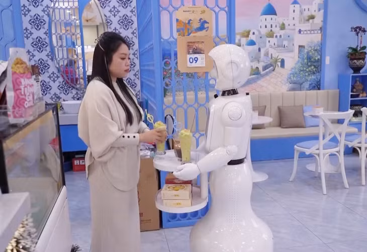 Khách hàng trải nghiệm với robot tại quán Cà phê Bomi, phường Hạ Long.
