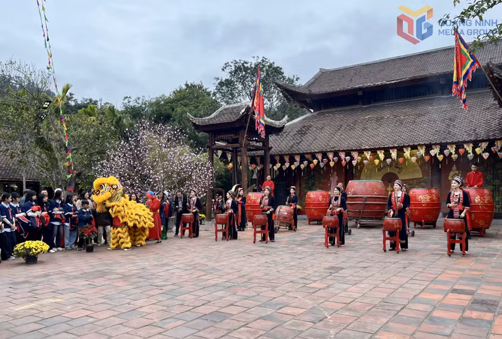 Tiết mục múa trống tại Hội Làng Nương dưới chân núi Yên Tử mừng xuân năm 2026.