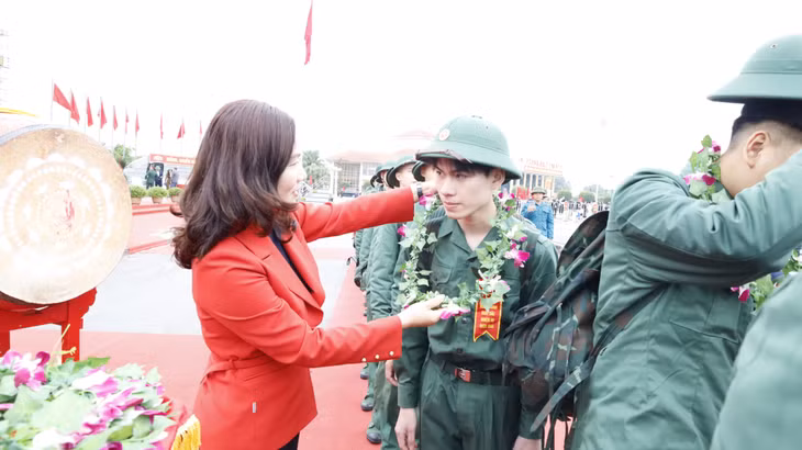 Đồng chí Nguyễn Thị Hạnh, Phó Chủ tịch UBND tỉnh Quảng Ninh trao hoa động viên tân binh.