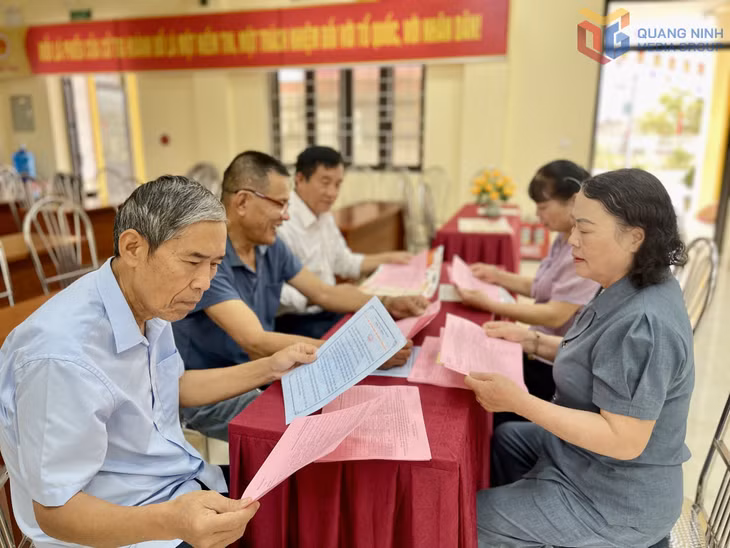 Tổ bầu cử khu vực bỏ phiếu số 10 (khu Trới 5, phường Hoành Bồ) liên tục cập nhật, tìm hiểu kỹ các quy định liên quan đến công tác bầu cử.