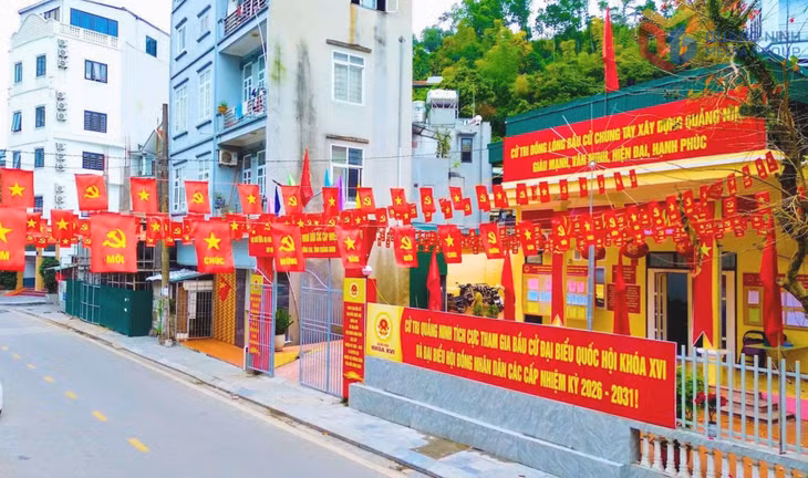 Ở khu vực nhà văn hoá các thôn, khu trên khắp địa bàn tỉnh - nơi cử tri sẽ bỏ những lá phiếu gửi gắm niềm tin, kỳ vọng, công tác trang trí khánh tiết, trang hoàng cảnh quan cũng đã hoàn thành.