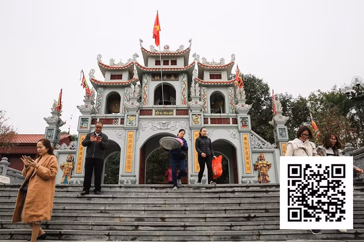 Đền Bà Chúa Kho là điểm du lịch tâm linh nổi tiếng bậc nhất ở Bắc Ninh. Du khách có thể đăng ký trực tuyến qua đường link hoặc mã QR (trên ảnh), hoặc liên hệ hotline do Sở Văn hóa Thể thao và Du lịch Bắc Ninh cung cấp. Ảnh: Minh Tùng
