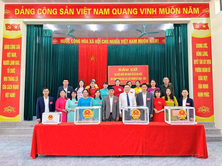 Tính đến 10 giờ ngày 15/3, phường Hoành Bồ đã có 10/30 khu vực bỏ phiếu đạt 100% tỷ lệ cử tri đi bầu cử.