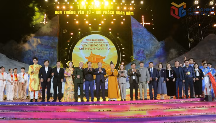 Các đại biểu chúc mừng thành công chương trình.