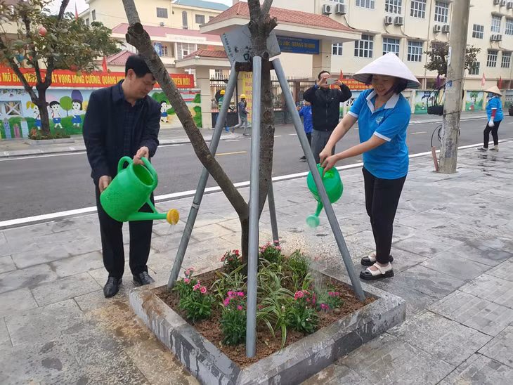 Hội viên, phụ nữ và nhân dân các khu phố phường Hạ Long tích cực tham gia trồng và chăm sóc các tuyến đường hoa. Ảnh: Thu Hường (CTV)
