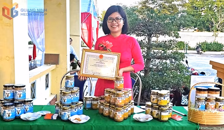 Chị Đỗ Thị Thùy, Giám đốc Công ty TNHH Hải sản Vân Đồn khởi nghiệp bằng chính những sản vật của quê hương mình.