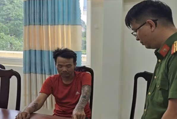 Lực lượng công an bắt giữ thành công đối tượng Bùi Tấn Dân lúc đang trốn truy nã. Ảnh: Công an cung cấp