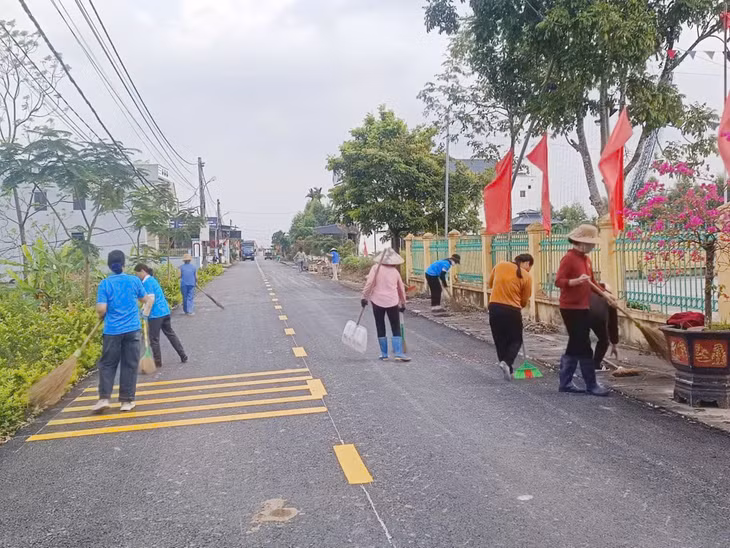 Hội viên phụ nữ phường Đông Triều dọn dẹp vệ sinh môi trường đường giao thông.