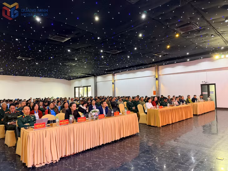 Các đại biểu lắng nghe tuyên truyền, hướng dẫn về nguyên tắc, trình tự và thủ tục trong công tác bầu cử 