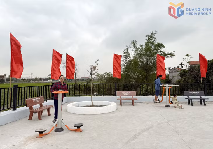 Người dân khu Yên Lâm 1, phường Đông Triều, tập thể dục tại điểm vui chơi ngoài trời vừa hoàn thành vào tháng 1/2026.