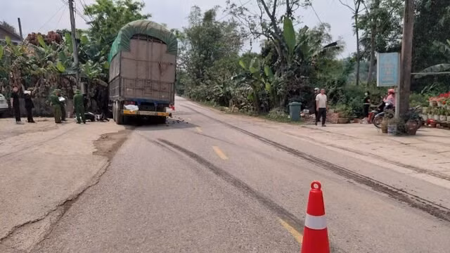 Hiện trường vụ tai nạn ô tô va chạm xe máy trên Quốc lộ 3. Ảnh: Đơn vụ cung cấp
