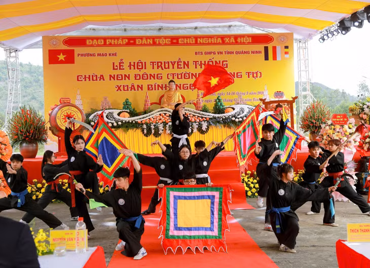 Biểu diễn võ thuật cổ truyền tại lễ khai hội chùa Non Đông.