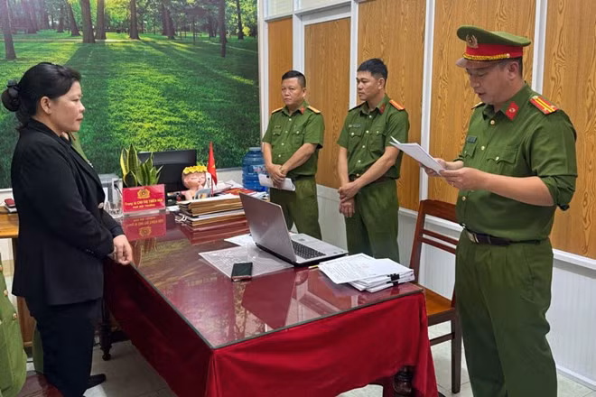 Cơ quan Cảnh sát điều tra Công an tỉnh Gia Lai thi hành lệnh bắt bà Trần Thị Thu. Ảnh: Công an