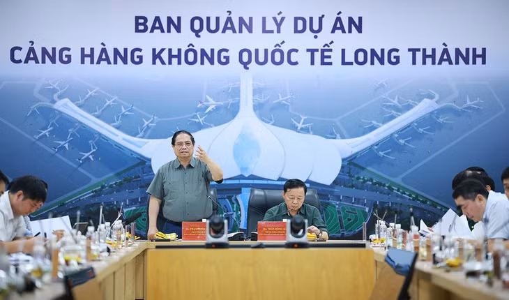 Thủ tướng Chính phủ làm việc với các bộ, ngành, chủ đầu tư, nhà thầu về tình hình triển khai, đẩy nhanh tiến độ, đưa Cảng hàng không quốc tế Long Thành vào khai thác thương mại theo kế hoạch - Ảnh: VGP/Nhật Bắc