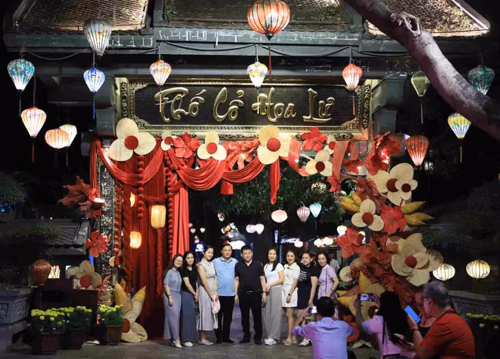 Cổng vào phố cổ trang trí rực rỡ. Không gian được chia thành khu trưng bày sản phẩm thủ công và khu ẩm thực.