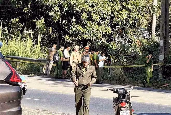 Hiện trường phát hiện thi thể nam sinh viên dưới vực sâu đang được cơ quan công an phong tỏa. Ảnh: Hải Đường