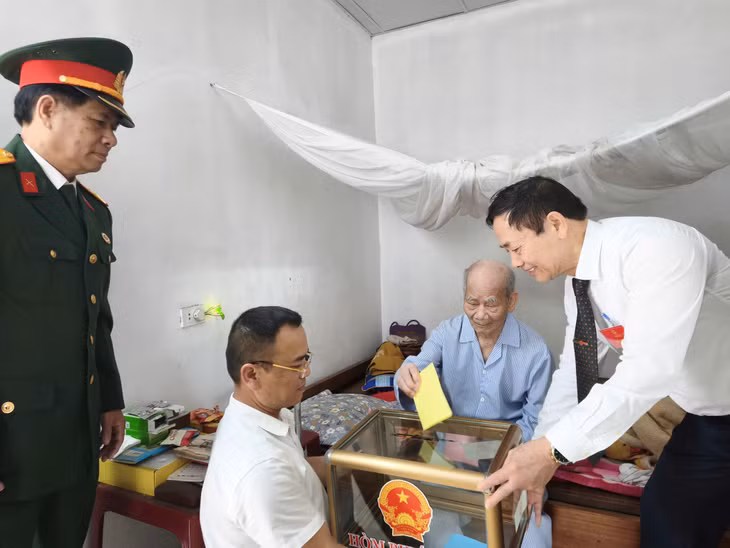Tổ bầu cử khu vực số 3, khu Cẩm Trung 2A, phường Cẩm Phả, tổ chức cho cử tri cao tuổi bầu cử tại nhà.