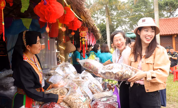 Du khách vui vẻ, hứng khởi khi chọn mua các mặt hàng địa phương về làm quà.