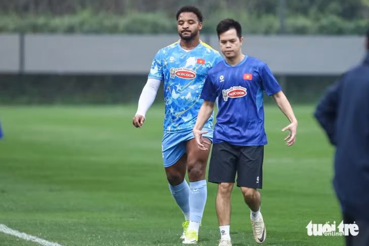 Xuân Son rời sân giữa buổi tập vì chấn thương - Ảnh: MINH ĐỖ