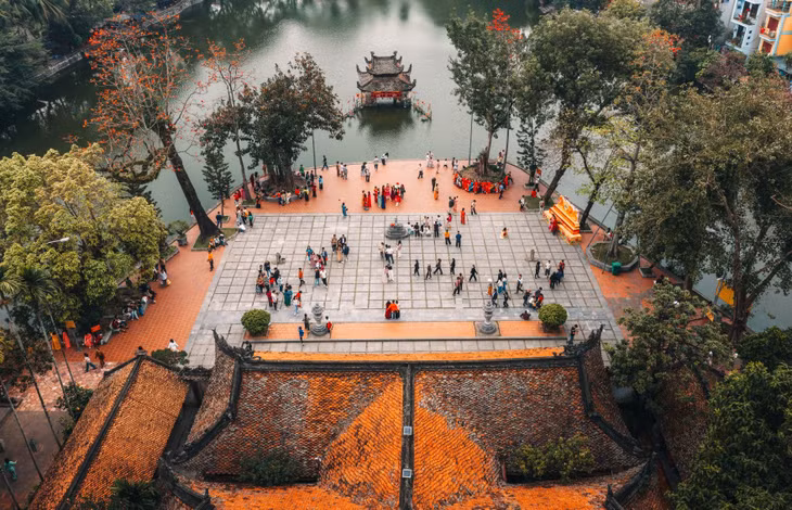 Chùa Thầy những ngày này rộn ràng bước chân du khách tới tham quan, vãn cảnh và chụp ảnh với các cây gạo cổ thụ. Chùa Thầy là một trong những chùa cổ nhất Việt Nam, nổi bật với thủy đình giữa hồ Long Trì, nơi biểu diễn múa rối nước vào dịp lễ hội.