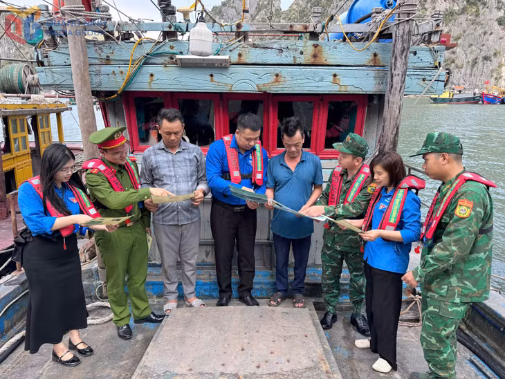 ĐVTN phường Hạ Long và CBCS Hải đội Biên phòng 2 tuyên truyền pháp luật cho ngư dân trên biển.