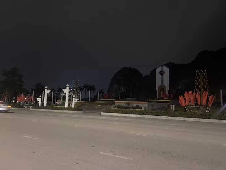 Đài tưởng niệm các Anh hùng liệt sĩ và tượng đài Anh hùng lực lượng vũ trang nhân dân, liệt sĩ Vũ Văn Hiếu, Bí thư Đặc khu ủy đầu tiên Khu mỏ Quảng Ninh (phường Hồng Gai) tắt các thiết bị chiếu sáng để hưởng ứng Chiến dịch.
