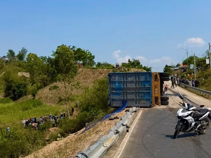 Hiện trường vụ tai nạn giữa xe container với xe máy - Ảnh: Cảnh sát phòng cháy chữa cháy và cứu hộ cứu nạn cung cấp