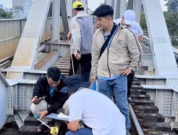 Cơ quan chức năng xác định nguyên nhân ban đầu vụ sà lan va chạm cầu Ghềnh trên sông Đồng Nai. Ảnh: HAC