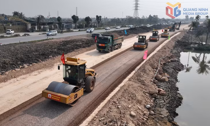 Thi công cấp phối nền đường tại Dự án đường ven sông (đoạn từ tỉnh lộ 338 đến khu vực Đông Triều)