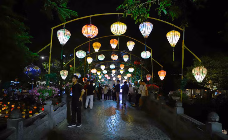 Người dân thích thú chụp ảnh.