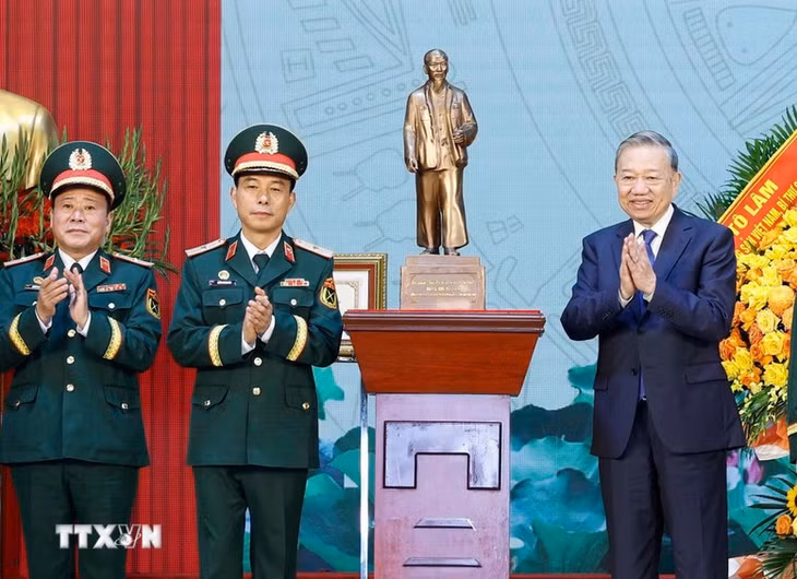 Tổng Bí thư Tô Lâm tặng bức tượng Chủ tịch Hồ Chí Minh cho Binh chủng Công binh - Ảnh: TTXVN
