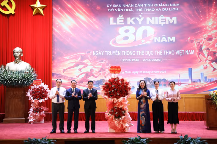Đồng chí Nguyễn Thị Hạnh, Ủy viên Ban Chấp hành Đảng bộ tỉnh, Phó Chủ tịch UBND tỉnh Quảng Ninh tặng hoa chúc mừng tại lễ kỷ niệm.