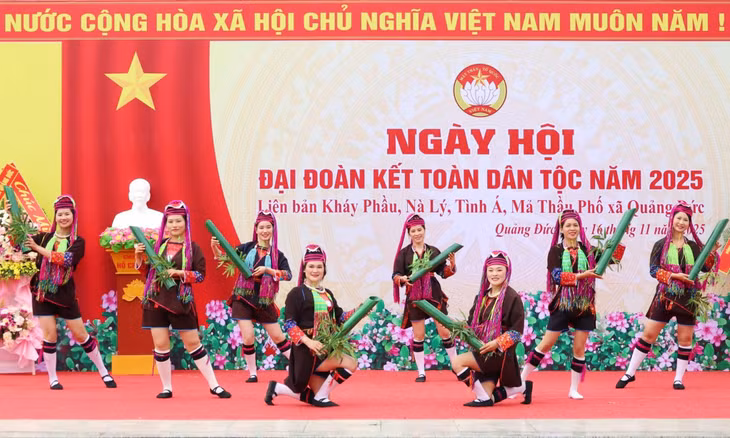 Phụ nữ xã Quảng Đức tham gia hoạt động văn nghệ tại Ngày hội Đại đoàn kết toàn dân tộc năm 2025 diễn ra tại xã.