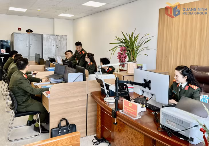 Cán bộ phòng An ninh chính trị nội bộ (Công an tỉnh) triển khai công tác nhằm bảo vệ tuyệt đối an ninh cho cuộc bầu cử.