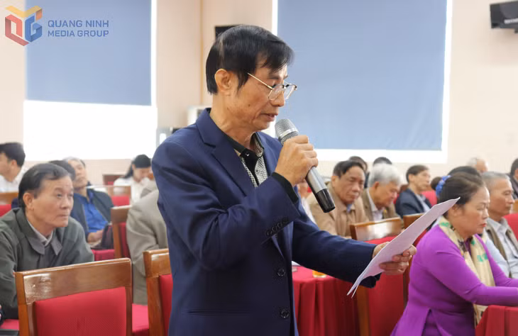 Cử tri phường Hạ Long phát biểu ý kiến tại hội nghị.