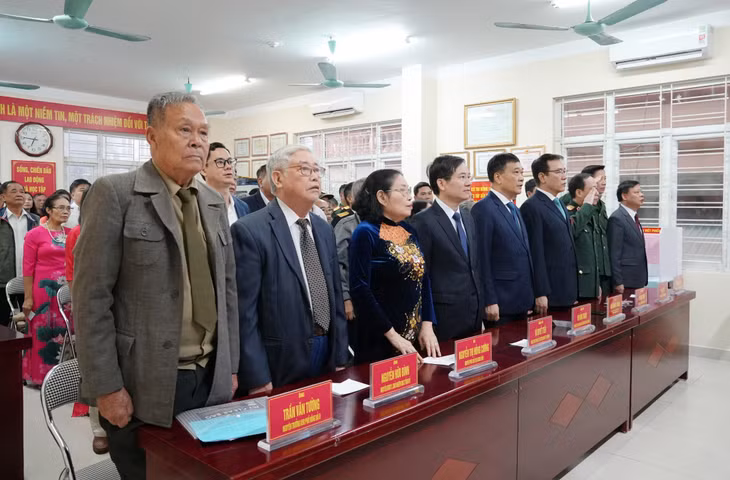 Các đại biểu thực hiện nghi thức chào cờ.