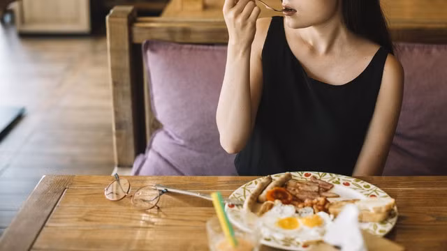 Thói quen ăn uống và sinh hoạt thiếu khoa học có thể là nguyên nhân gây suy thận ở người trẻ.