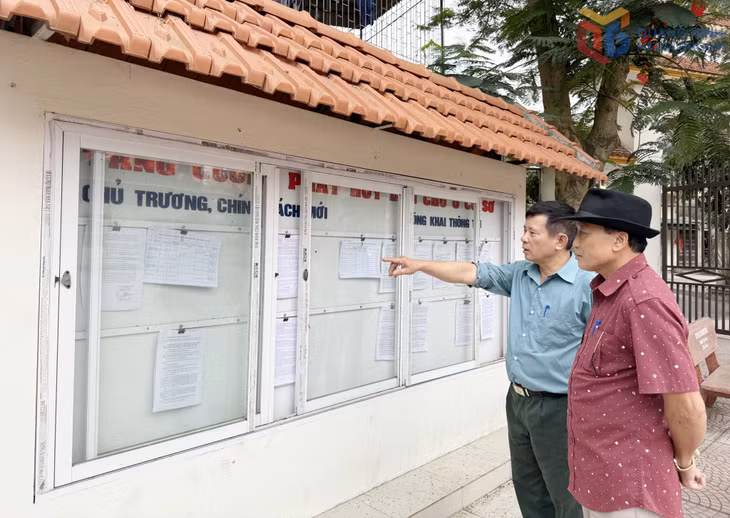 Cán bộ, nhân dân khu Yên Lâm 1, phường Đông Triều, theo dõi thông tin công khai về địa phương tại nhà văn hóa của khu.