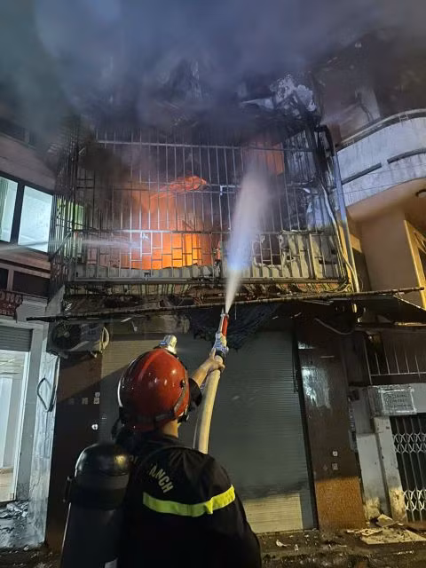 Cháy nhà gần bến xe Miền Đông cũ, kịp thời cứu 1 người mắc kẹt ảnh 1