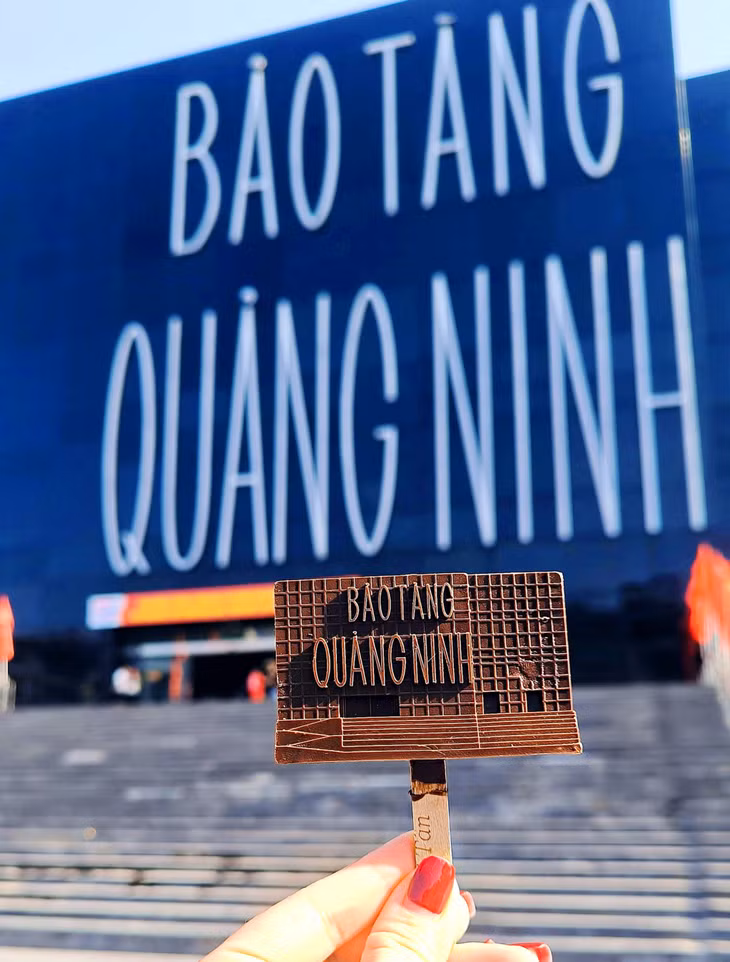 Chụp ảnh check-in cùng kem Bảo tàng Quảng Ninh. Ảnh: facebook