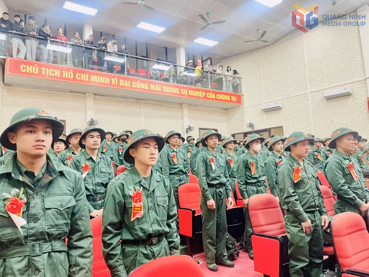Tại điểm giao, nhận quân số 3, Ban Chỉ huy PTKV 2 - Bình Liêu có 126 tân binh ưu tú của 3 xã (Hoành Mô, Bình Liêu và Lục Hồn) lên đường nhập ngũ.