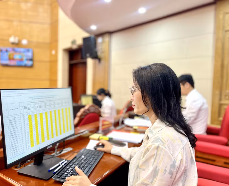 Thông tin hoạt động bầu cử trong tỉnh được các cán bộ Sở Nội vụ cập nhật liên tục.