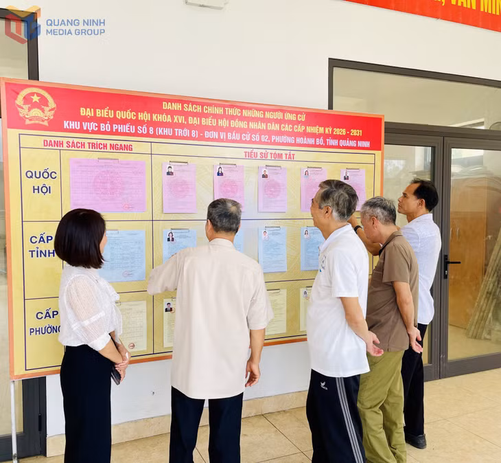 Cử tri khu Trới 8, phường Hoành Bồ tìm hiểu danh sách các ứng cử viên.