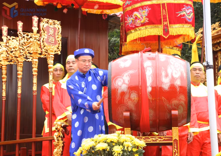 Đồng chí Hoàng Văn Hải, Bí thư Đảng ủy, Chủ tịch HĐND xã Cái Chiên gióng trống khai hội.